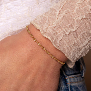 Armband liegt verdreht Gold Armband liegt verdreht Gold