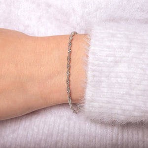 Armband liegt verdreht Silber Armband liegt verdreht Silber