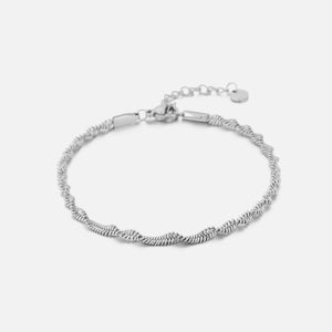 Armband liegt verdreht Silber Armband liegt verdreht Silber