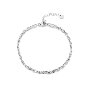 Armband liegt verdreht Silber Armband liegt verdreht Silber