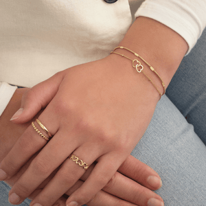 Armband mit verbundenen Herzen Gold Armband mit verbundenen Herzen Gold