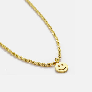 Gedrehte Halskette mit goldenem Smiley Gedrehte Halskette mit goldenem Smiley