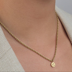 Gedrehte Halskette mit goldenem Smiley Gedrehte Halskette mit goldenem Smiley