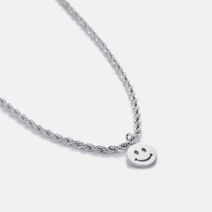 Gedrehte Halskette mit silbernem Smiley Gedrehte Halskette mit silbernem Smiley
