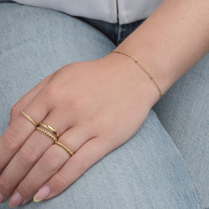 Goldrarmband mit goldenen Kugeln