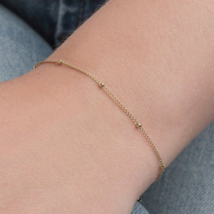 Goldrarmband mit goldenen Kugeln